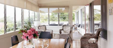 Covered sun room with connected veranda and Bbq