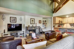 Living Room, Furniture, Indoors, Couch, Screen