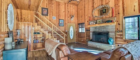 Pinetop Vacation Rental | 3BR | 3BA | Stairs Required | 2,300 Sq Ft