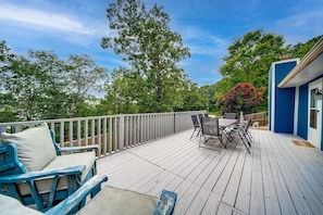 Spacious Deck for Grilling Out!