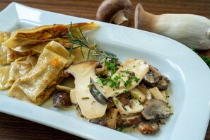 Hotel Restaurant Hirsch ***S, (Heidenheim), LHS 07573-veg. Maultasche an Pilzrahm