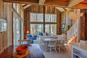 Open concept kitchen/Dining Area.