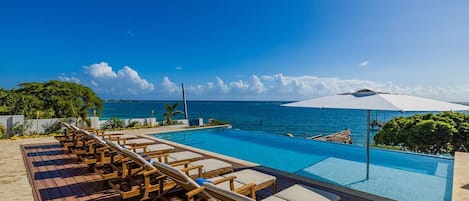 Amazing and large infinity pool with ocean view