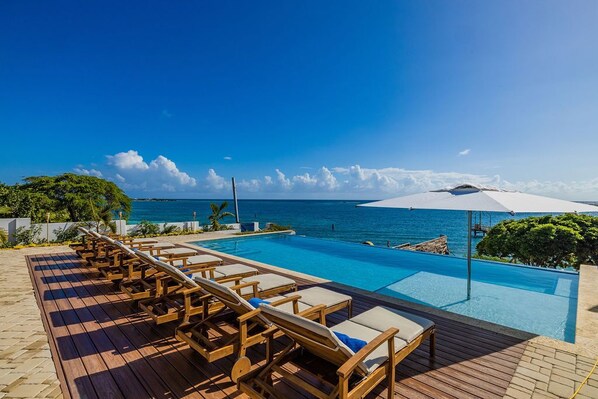 Amazing and large infinity pool with ocean view