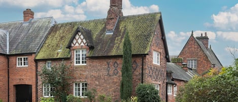 Welcome to Laundry Cottage, Arley Hall, Cheshire