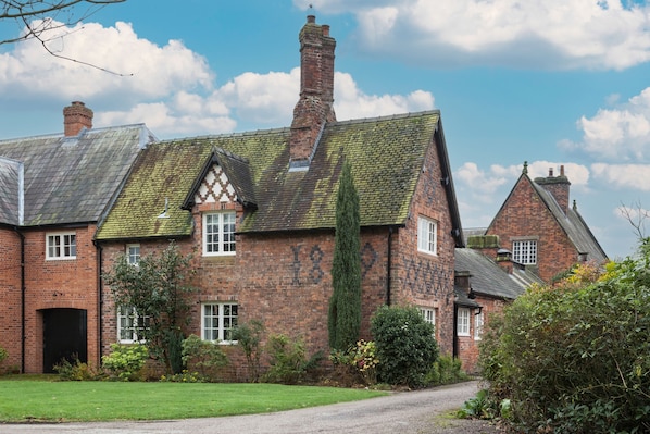 Welcome to Laundry Cottage, Arley Hall, Cheshire