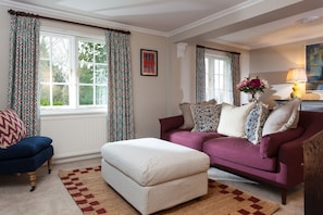 Laundry Cottage: Relax in the cosy sitting room after a day of exploring