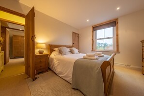 Maurice Cottage, Docking: Master bedroom with 5' king-size bed