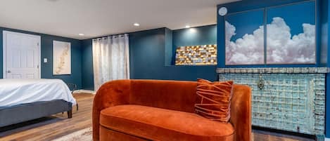 ⭐️⭐️⭐️⭐️⭐️ “First stay but this will be a definite repeat! Suni was super responsive and this basement beauty was just perfect! Vibrant colors and lovely artwork made me feel welcome and a little fancy! Loved it sooooo much I just booked my second stay!” 