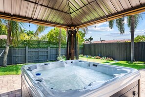 Outdoor spa tub