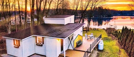 [Lakefront] Where Twilight Meets Dawn: Revel in the Tranquility of The Lakefront Retreat.