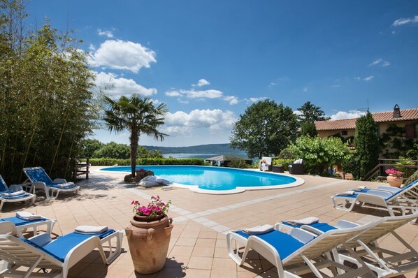 Holiday villa with pool for rent at Vico lake near Rome
