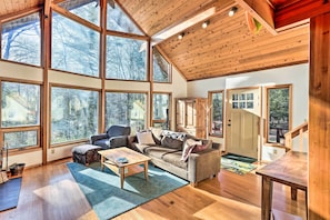 Living Room | Smart TV | Free WiFi | Board Games & Books | Telescope