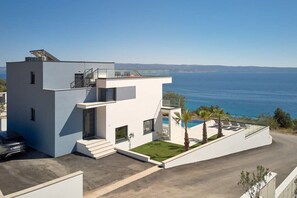 Villa Sunset from the western side. In the meantime the parking area to the left, as well as the rooftop terrace are covered and shaded. The newly added pergola  covers 2/3 of the rooftop terrace. The best view in town!