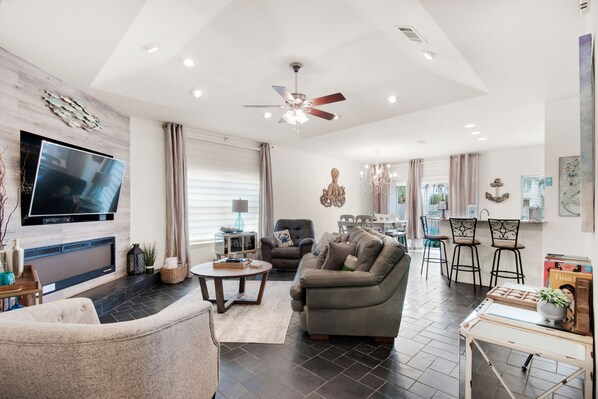 Chic Retreat - fabulous 3 bedroom with golf cart!