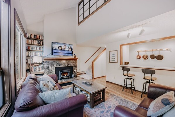 Home Decor, Furniture, Indoors, Living Room, Fireplace