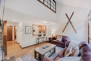 Home Decor, Indoors, Furniture, Living Room, Table
