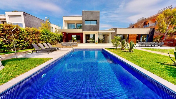 Villa Nirvana, luxury villa Costa Dorada