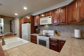 Fully stocked kitchen. Cuisinart Coffee, Blender, Henkel Knives, food storage.