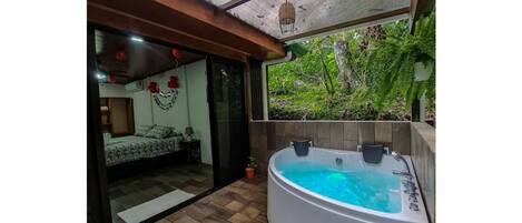 Jacuzzi Privado con Hidromasaje.