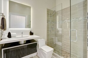 Pristine toilet & bathroom