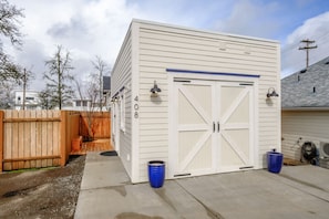 Vine Street Carriage House parking area in front of unit