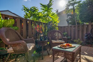 Hono Kai A11 Comfy Lanai living