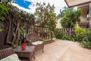 Hono Kai A11 Comfy Lanai living