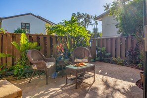 Hono Kai A11 Comfy Lanai living