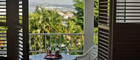 Vue sur la terrasse et Fort de France