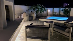 Private front yard with jacuzzi, and fireplace w/plumerias and other flora
