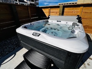 Hot tub! Super jets!