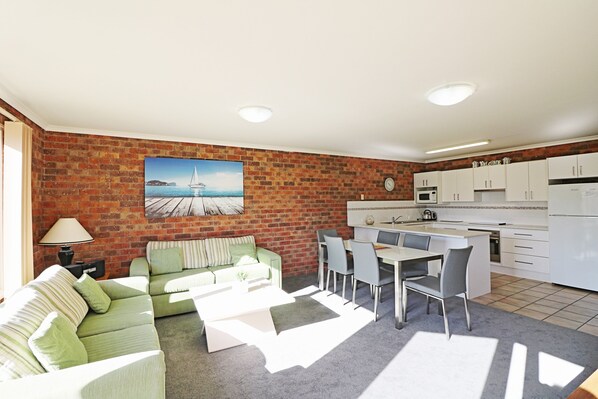 Pelican 2 living and dining area