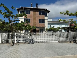 Vista frontal de la propiedad