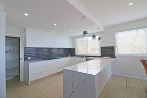 Kitchen_L-f1455151-5054-46d5-96a8-5b8b73318cac.JPG