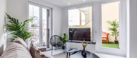 View of the living room with smart TV and access to the terrace