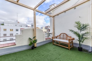 General view of the terrace with wooden bank