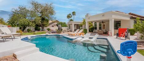 Stunning pool with 4 pool chairs and two baja chairs
