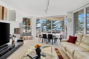 Dining area seating 6 with spectacular views