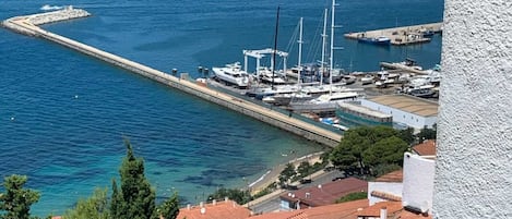 Vue du séjour sur la baie de Rosas et le port 