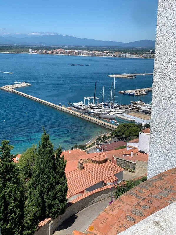 Vue du séjour sur la baie de Rosas et le port 