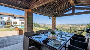 Outdoor dining area with views on the vineyards
