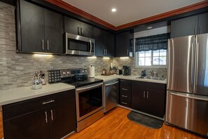 Prepare your delicious meal in our fully equipped kitchen that has the basic things you need, from pots and pans to coffee and tea. 
