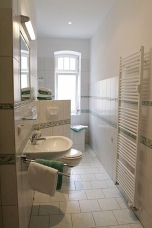 Bad mit Badewanne Ferienwohnung 1