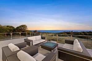 Spectacular ocean views and an oasis of Australian style awaits at ‘Waterline’ oceanfront luxury retreat.