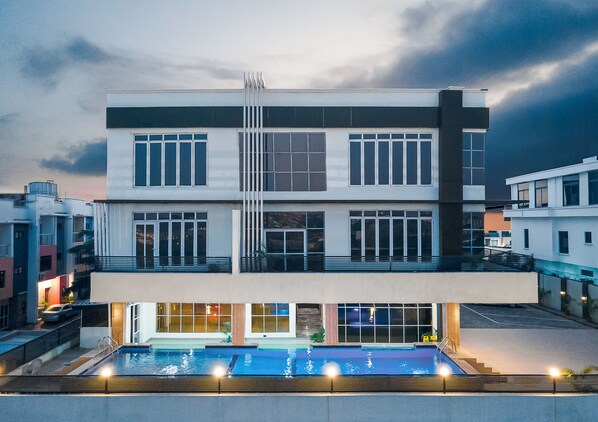 Piscina no piso superior