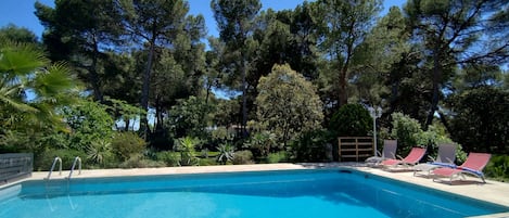 La piscine partagée avec un autre gîte
