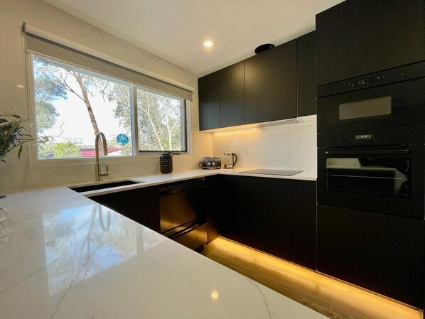 Integrated contemporary full kitchen. 