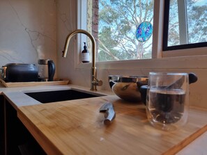 Contemporary, fully equipped stylish kitchen. 