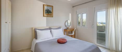 Master bedroom with balcony.
King size bed.